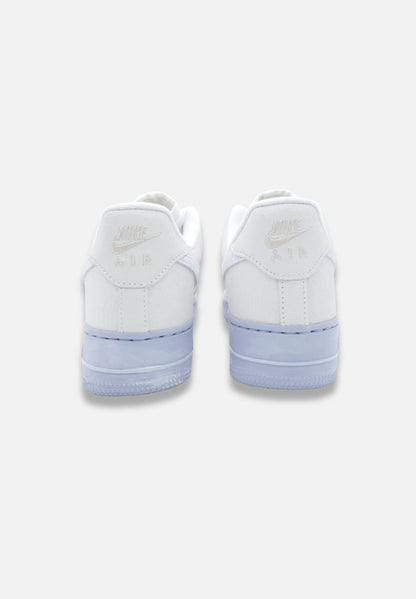 AIR FORCE 1 07 LV8 EMB - Sneaker low - weiß