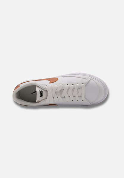 W BLAZER LOW PLATFORM ESS - Sneaker low - weiß